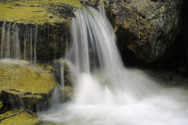 Pequena Cachoeira Entre Pedras Molhadas Nas Montanhas — Fotografia de Stock