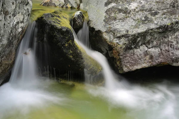 Kleine Trapsgewijze Waterval Onder Stenen Bergen — Stockfoto