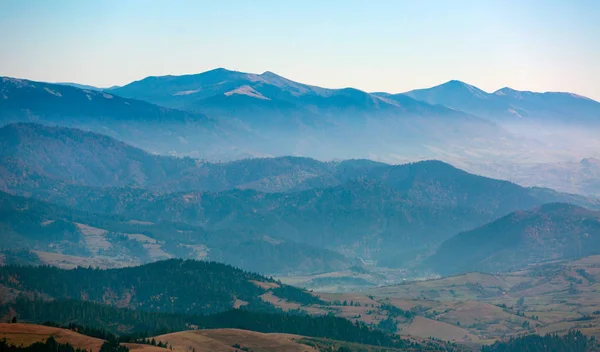 朝の時間のカルパティア山脈で素敵な谷 — ストック写真