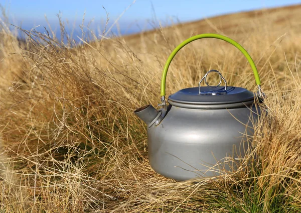 Toeristische Waterkoker Weide Droog Gras — Stockfoto