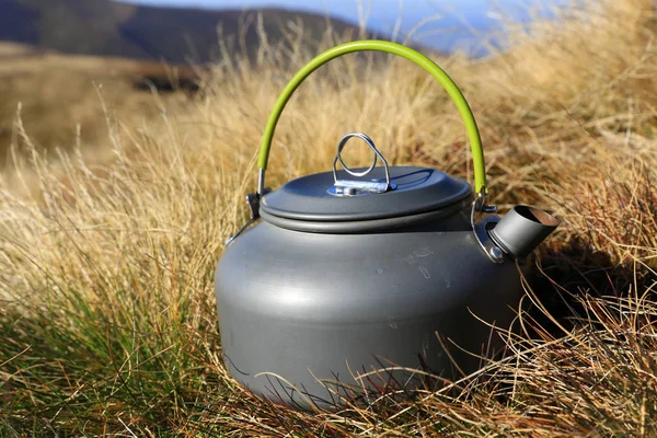 Toeristische Waterkoker Berg Weide Gras — Stockfoto