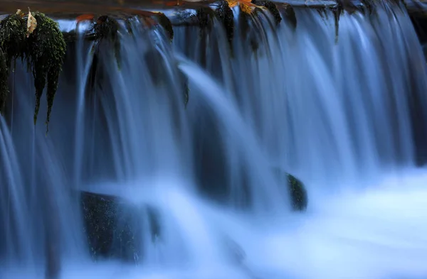 Modrá Kaskádový Vodopád Horské Řece — Stock fotografie