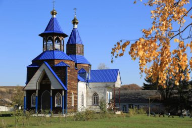 eski ahşap chrurch ve sonbahar dal