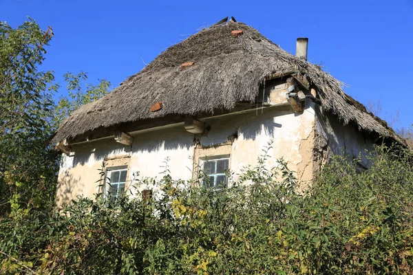 Gospodarstwo Wiejskie Dachem Krytym Strzechą Dach Ukrainy — Zdjęcie stockowe