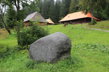 Açık Hava Müzesi soy köyü Slovakya, Zuberec yeşil çayır taşa