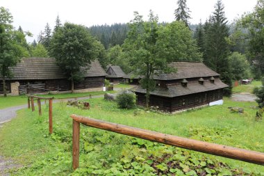 Soy köyü Slovakya, Zuberec Açık Hava Müzesi ahşap çit ile eski Caddesi'ndeki geleneksel Slovakça ahşap evler