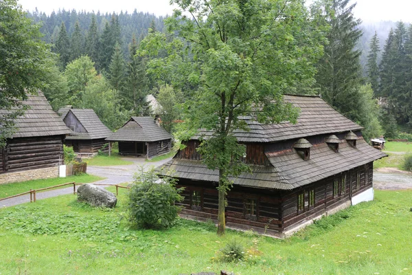 スロバキア Zuberec の祖先村の野外博物館で伝統的なスロバキアの木造住宅します — ストック写真