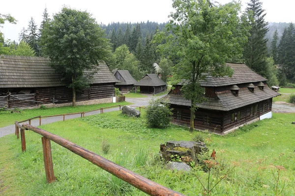 Traditionele Slowaakse Houten Huizen Oude Straat Openluchtmuseum Van Afkomst Dorp — Stockfoto