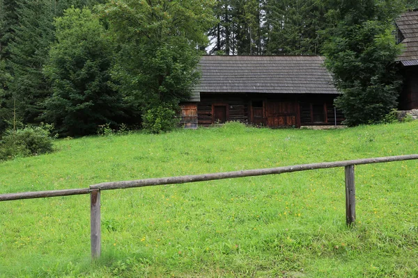 古い村の草原に木製フェンス — ストック写真