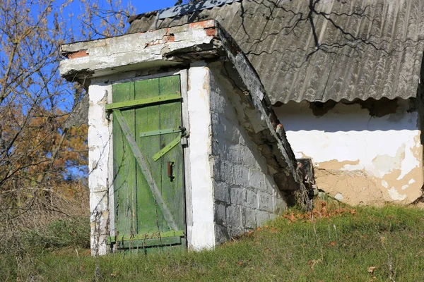 Övergivna Gamla Landsbygden Källare Aunny Höstdag — Stockfoto