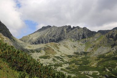 dağ manzarası ile kayalar Tatras, Slovakya