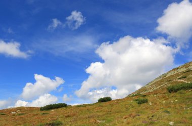 Bulutlar dağ yamacında Tatras, Slovakya çayır üzerinde