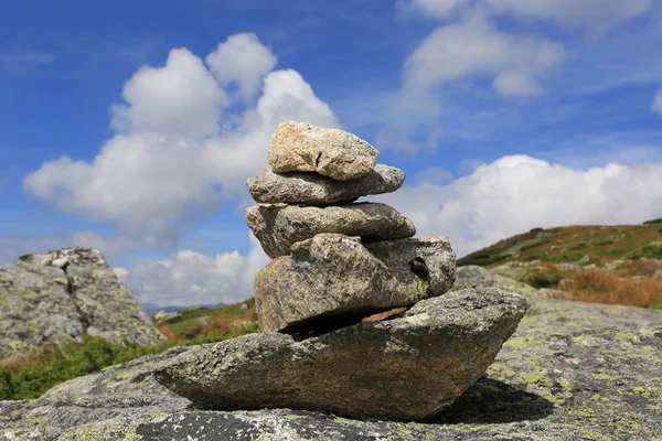 Ισορροπημένη Πέτρες Στα Βουνά Κάτω Από Σύννεφα Στον Καταγάλανο Ουρανό — Φωτογραφία Αρχείου