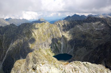 Yükseklik Tatra Dağları Slovakya, tepe üst görünümden gölde ile manzara