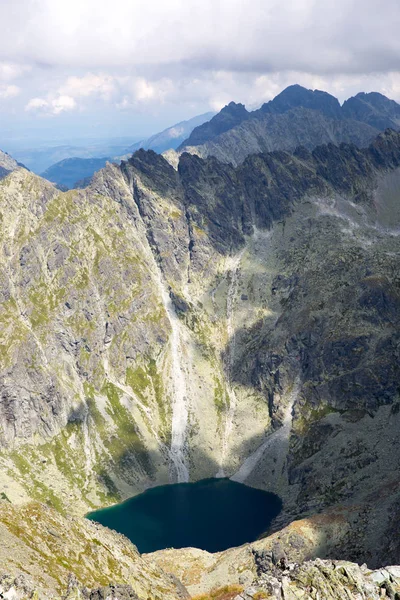 Μπλε Λίμνη Μεταξύ Απόφαση Roks Στα Βουνά Τάτρα Σλοβακία — Φωτογραφία Αρχείου