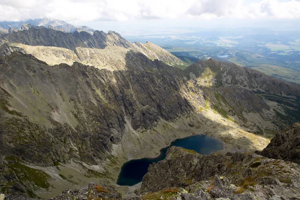 Cena Com Lago Montanha Entre Rochas Tatras Eslováquia — Fotografia de Stock