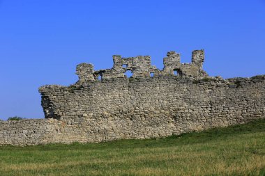 mavi gökyüzü arka plan üzerinde eski kale duvarında Ruine