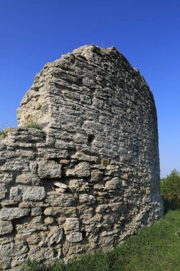 mavi gökyüzü arka plan üzerinde kale eski ruine