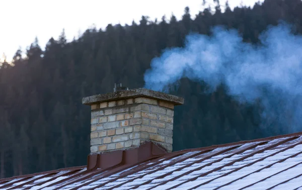 Rök Från Skorstenen Taket Vinter — Stockfoto