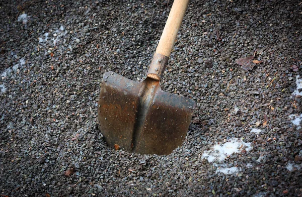 Metalen Schop Met Een Houten Handvat Een Stapel Van Grind — Stockfoto