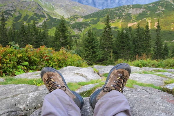 Piedi Dell Escursionista Nelle Scarpe Sulle Pietre Montagna — Foto Stock