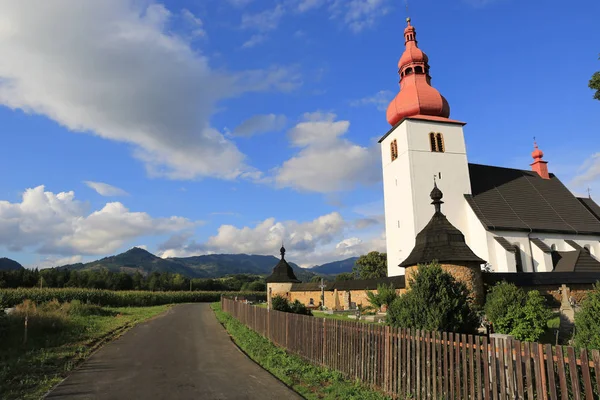 Wiejskiej Drodze Pobliżu Kościoła Ladislav Liptovske Matiasovce Słowacji — Zdjęcie stockowe