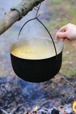 kamp ateşi üzerinde füme turist kazana pişirme