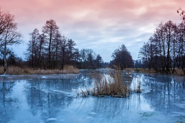 冬林冻河上的夜景 — 图库照片