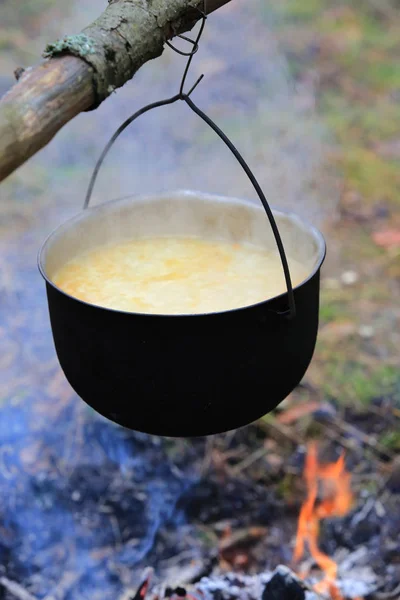 Suppe Wird Geräucherten Touristenkessel Über Dem Lagerfeuer Wald Gekocht — Stockfoto