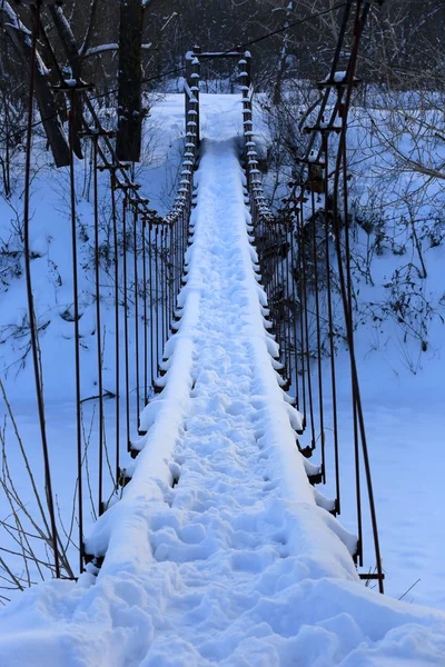 Podwieszany Most Dla Pieszych Nad Rzeką Lesie Zimą — Zdjęcie stockowe