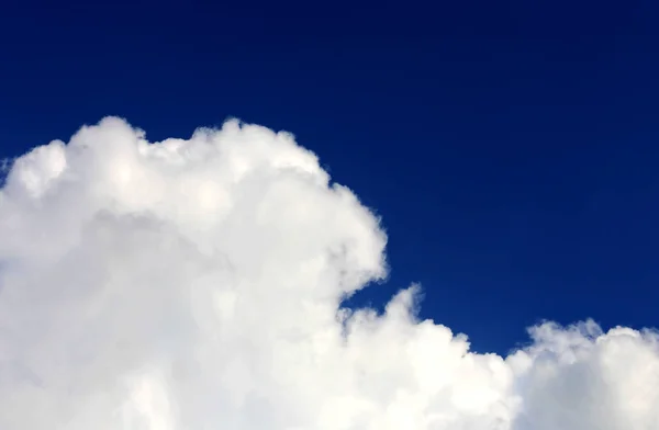 深蓝色天空中的抽象白云 — 图库照片