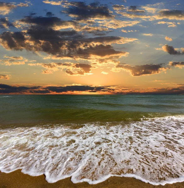 Bel Paesaggio Tramonto Sulla Riva Del Mare — Foto Stock