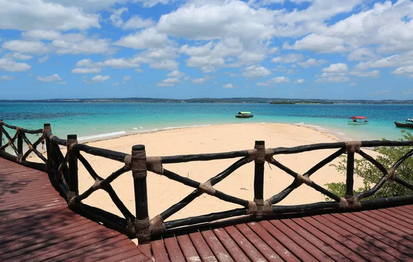 Cerca de madera en la orilla del mar — Foto de Stock