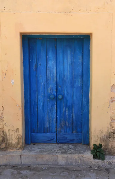 Vanha sininen ovi muinaisessa rakennuksessa — kuvapankkivalokuva