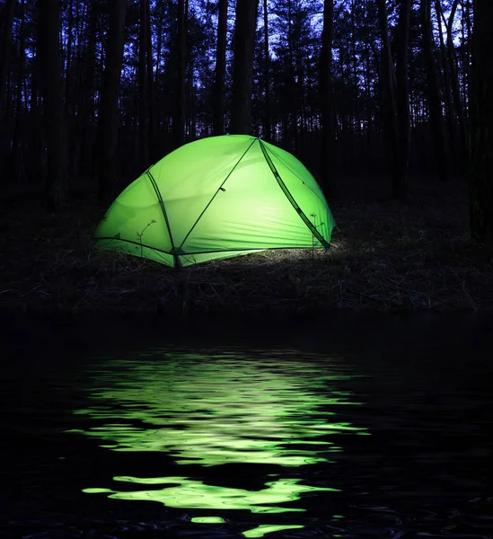 Barraca turística na floresta noturna — Fotografia de Stock