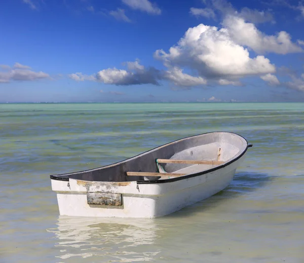 Bateau dans l'océan — Photo