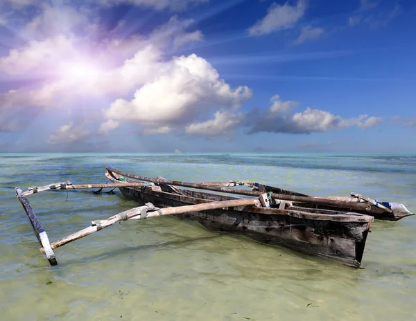 Wooden old fishing boat in turquoise ocean water — 스톡 사진