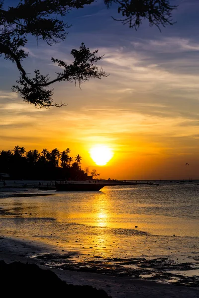 Puesta de sol en la orilla del océano — Foto de Stock