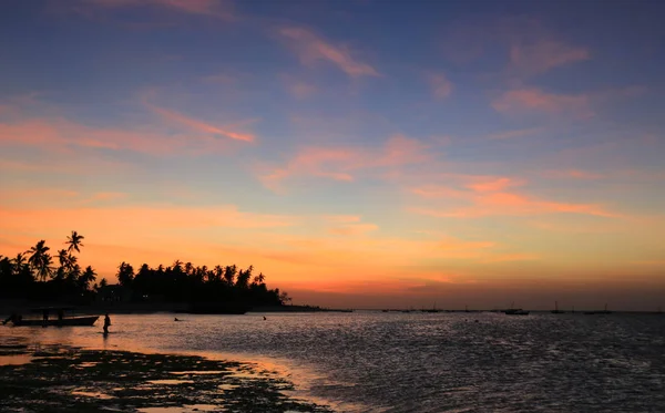 Okyanus kıyısında güzel bir akşam gökyüzü — Stok fotoğraf