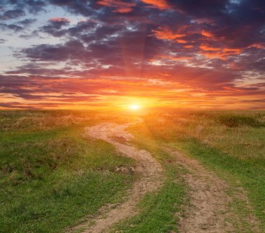 akşam bozkırda toprak yol