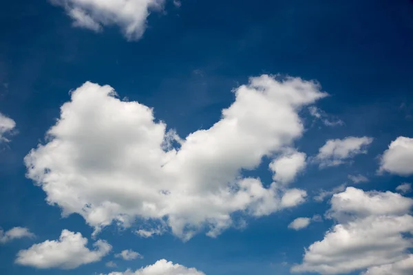 Moln i sommarhimmel — Stockfoto