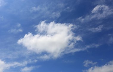Yaz gökyüzündeki bulutlar