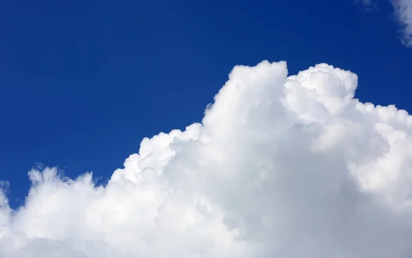 Weiße Wolken am Himmel — Stockfoto