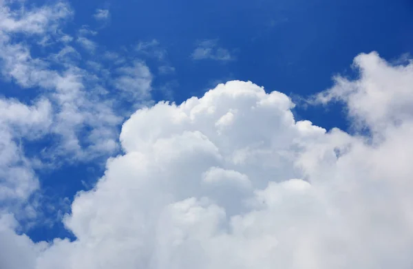 Nuvens no céu — Fotografia de Stock