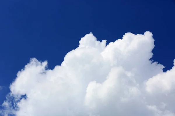 Nuvens no céu de verão — Fotografia de Stock