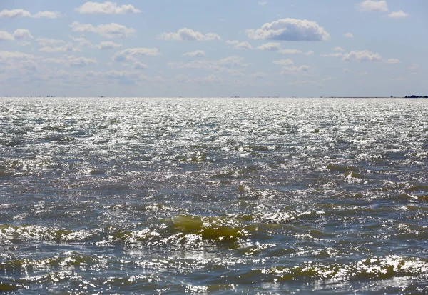 Хорошая поверхность морской воды с рябью во время легкого ветерка — стоковое фото