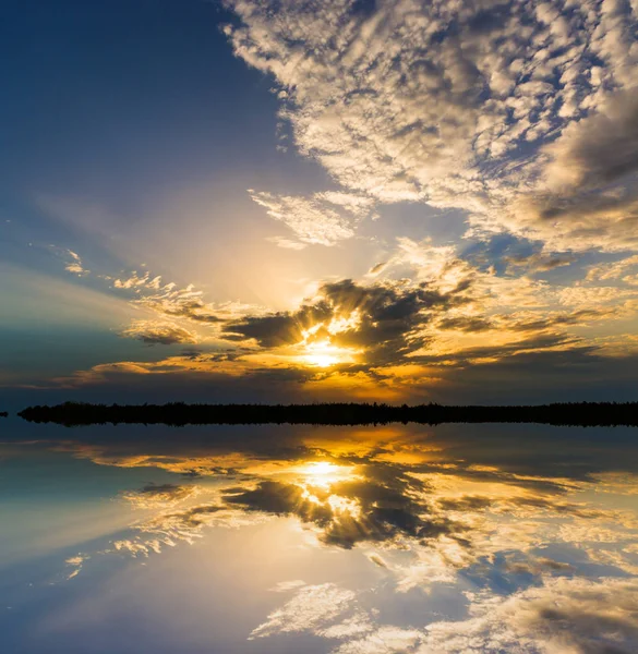 Solnedgång över sjön — Stockfoto