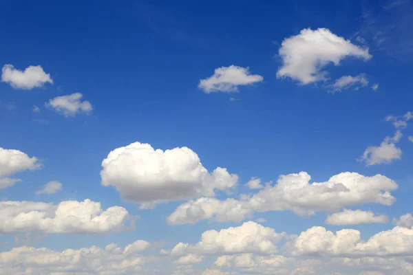 Nubes en el cielo azul —  Fotos de Stock