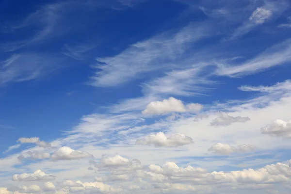 Летнее небо с облаками — стоковое фото