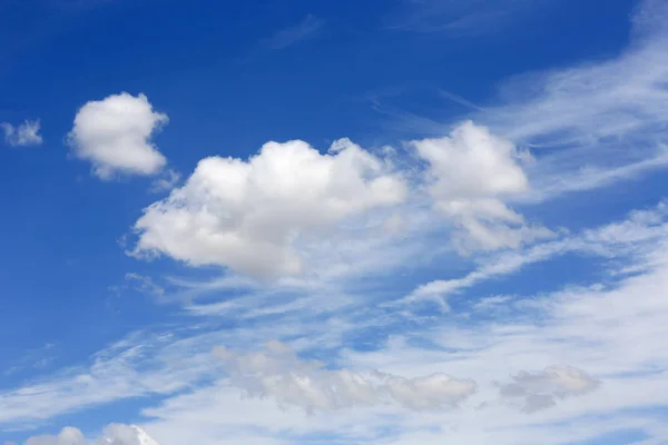 Nuvens agradáveis no céu — Fotografia de Stock